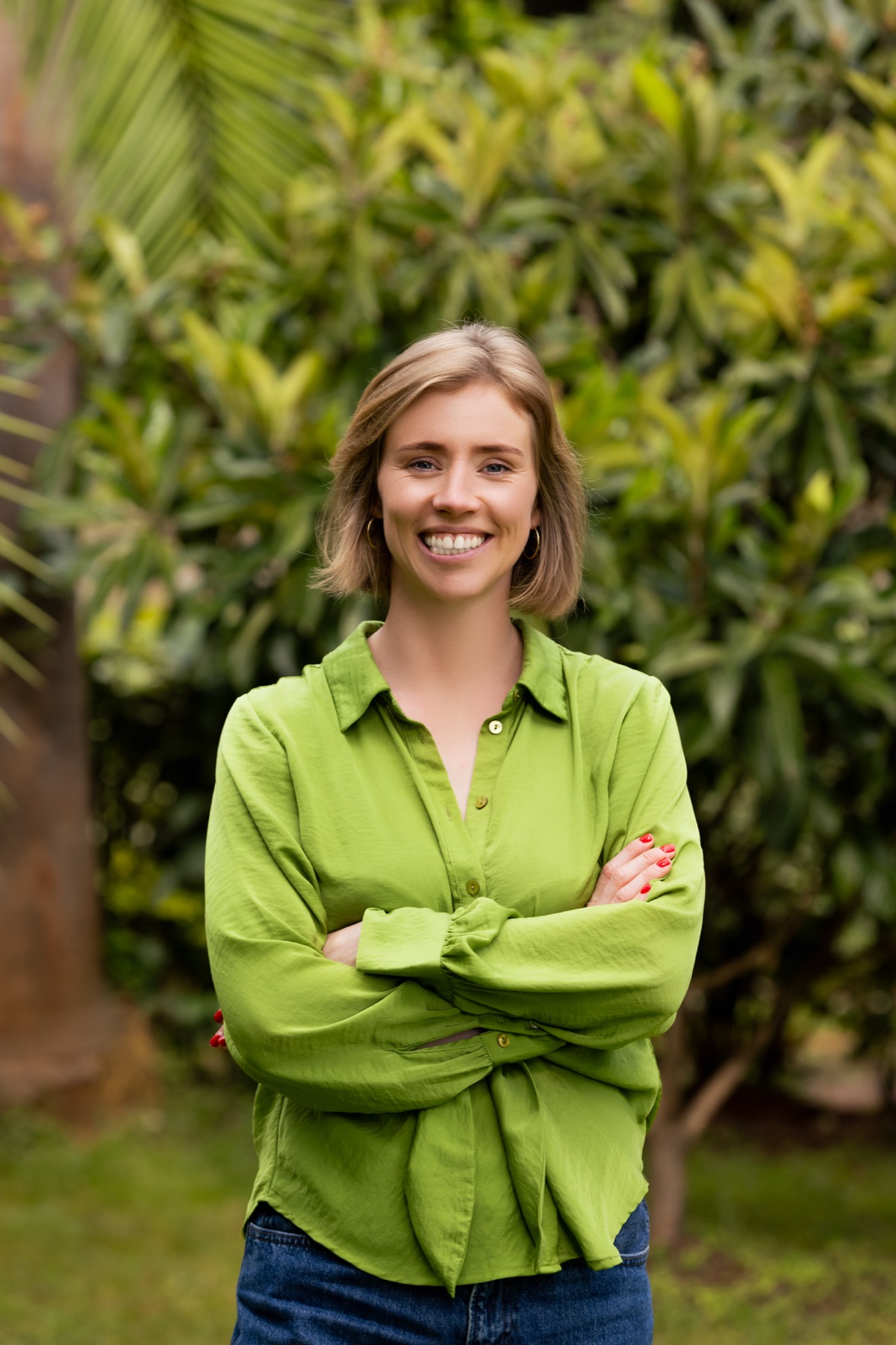 Christine Daniels buiten in een groene blouse